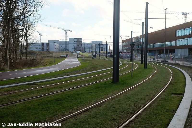 6570-165 Det nye Odense Univeritets Hospital skyder op i baggrunden. Letbanen set mod syd mod SDU Syd - Hospital Nord Station. 09.02.2022.jpg (800×533)