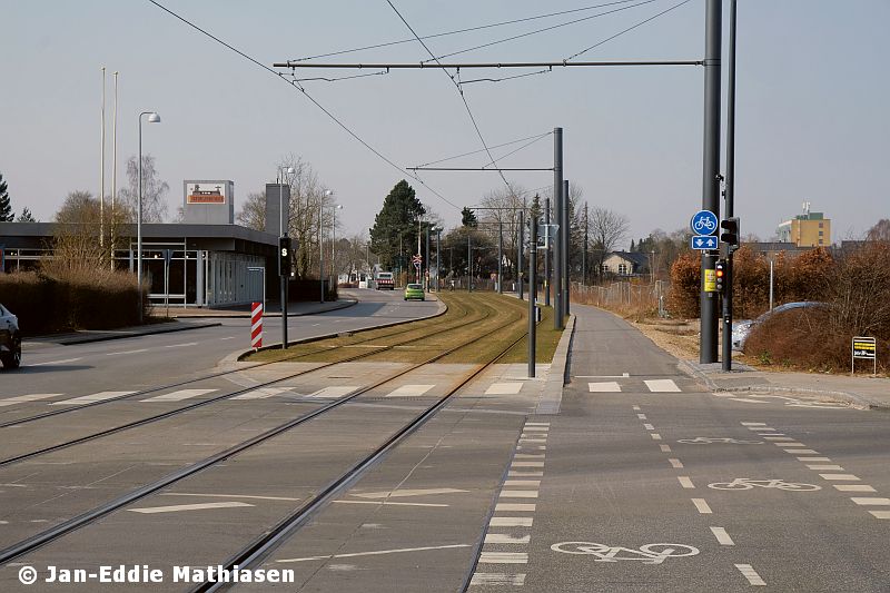 6629-213 Letbanen set mod Hjallese station. I forgrunden Svendborgvej 23.03.2022.jpg (800×533)